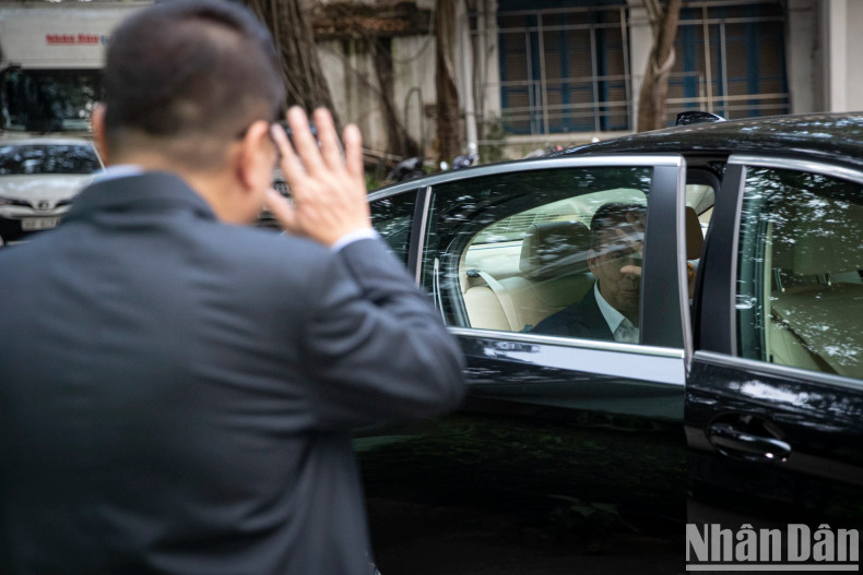 Editor-in-Chief Le Quoc Minh bids farewell to Cuban Ambassador Rogelio Polanco Fuentes and Granma Newspaper’s representatives after their visit to Nhan Dan Newspaper. Editor-in-Chief Le Quoc Minh bids farewell to Cuban Ambassador Rogelio Polanco Fuentes and Granma Newspaper’s representatives after their visit to Nhan Dan Newspaper.