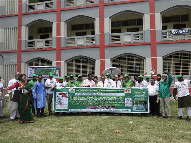 Participants in the seminar pose for a group photo. (Photo: VNA)