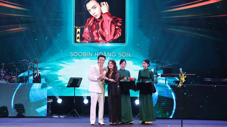 Soobin receives the Male Artist of the Year award. Soobin receives the Male Artist of the Year award.