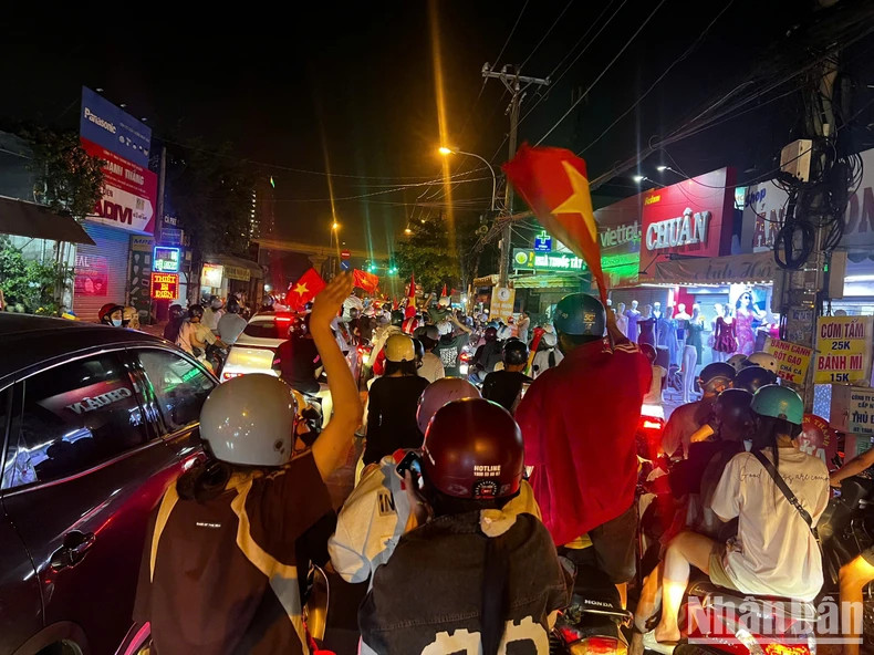 Ho Chi Minh City fans prepare for a sleepless night. Ho Chi Minh City fans prepare for a sleepless night.