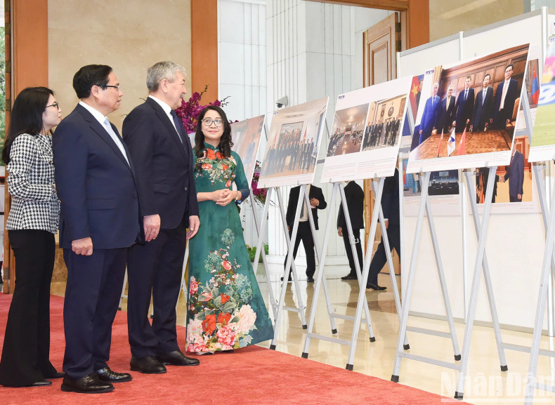The two Government leaders visit an exhibition showcasing the cooperation between the two countries.
