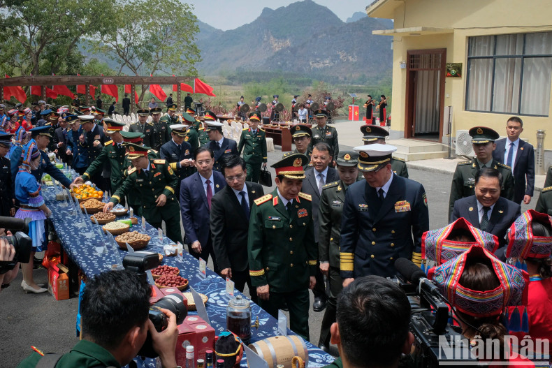 The Ministers of National Defence of Vietnam and China, along with delegates from both countries, visit the model village of Zhou Lian in Pingxiang City, Guangxi Zhuang Autonomous Region, China.