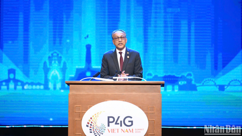 Ani Dasgupta, President and CEO of the WRI speaks at the opening of the P4G Summit. (Photo: DUY LINH)
