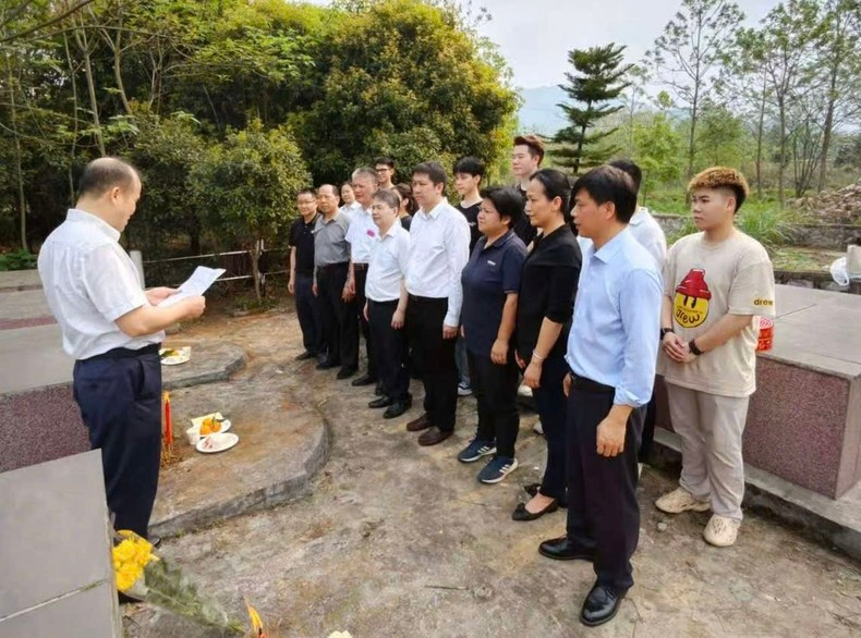 Every year, Phan My Duc organises delegations to participate in the tomb-sweeping ceremony according to the customs of the people of the two countries. (Photo courtesy of Duc) Every year, Phan My Duc organises delegations to participate in the tomb-sweeping ceremony according to the customs of the people of the two countries. (Photo courtesy of Duc)