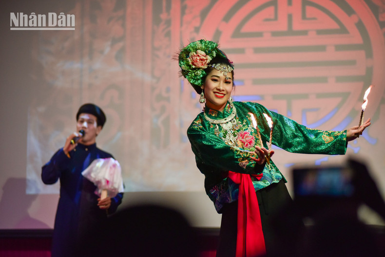 The combination of music and performance art in the piece “Co be thuong ngan” (Goddess of the Forest) conveys a profound spiritual and cultural value. The combination of music and performance art in the piece “Co be thuong ngan” (Goddess of the Forest) conveys a profound spiritual and cultural value.