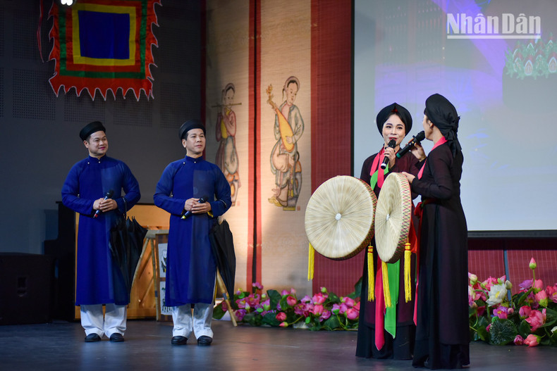 The cultural programme at the Vietnam Cultural Centre in France leaves a lasting impression on the audience. The cultural programme at the Vietnam Cultural Centre in France leaves a lasting impression on the audience.