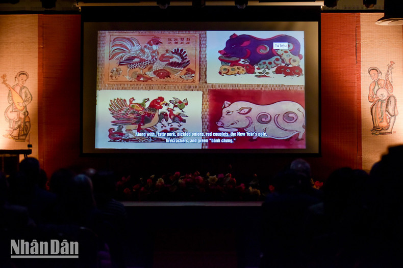 To give the audience a more vivid and in-depth understanding of the Dong Ho painting-making process, a special video was presented, allowing viewers to better appreciate the intricacy and artistic value embedded in each carved line and vibrant colours of Dong Ho folk paintings. To give the audience a more vivid and in-depth understanding of the Dong Ho painting-making process, a special video was presented, allowing viewers to better appreciate the intricacy and artistic value embedded in each carved line and vibrant colours of Dong Ho folk paintings.