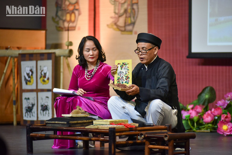 The programme’s highlight is the in-depth introduction of the traditional craft of Dong Ho folk painting. Dong Ho painting is a time-honoured handicraft of Vietnam, featuring vibrant artworks created through woodblock printing using entirely natural materials. The meticulous and intricate process, from preparing the woodblocks and mixing colours to printing and finishing, results in pieces rich in artistic and cultural value. The programme’s highlight is the in-depth introduction of the traditional craft of Dong Ho folk painting. Dong Ho painting is a time-honoured handicraft of Vietnam, featuring vibrant artworks created through woodblock printing using entirely natural materials. The meticulous and intricate process, from preparing the woodblocks and mixing colours to printing and finishing, results in pieces rich in artistic and cultural value.