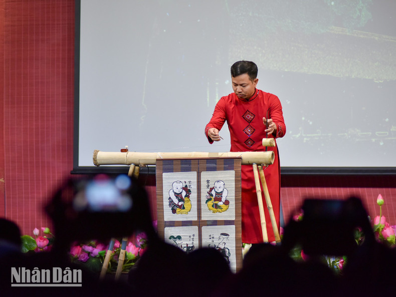 In addition, the song “Se chi luon kim” (Threading the needle), performed by artist Kim Cuong on the unique monochord instrument (dan bau), features a fresh and captivating element. In addition, the song “Se chi luon kim” (Threading the needle), performed by artist Kim Cuong on the unique monochord instrument (dan bau), features a fresh and captivating element.