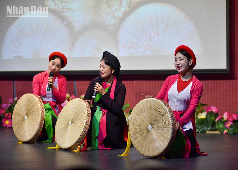 The programme concludes with the Quan Ho folk song “Chuong vang gac cua tam quan” (Golden Bell at the Triple Gate) to bid farewell, performed by artists from the Bac Ninh Quan Ho Folk Song Theatre. The programme concludes with the Quan Ho folk song “Chuong vang gac cua tam quan” (Golden Bell at the Triple Gate) to bid farewell, performed by artists from the Bac Ninh Quan Ho Folk Song Theatre.
