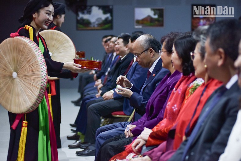 Performances such as “Moi nuoc moi trau” (Inviting water and betel and areca), “Vui bon mua” (Joy in all four seasons), along with the antiphonal singing pieces “Qua cau non” (Young Areca Nut) and “Che man hao” (Fine Tea), vividly showcase the traditional vocal techniques of Quan Ho, known for their resonant, rich, and rhythmic characteristics. Performances such as “Moi nuoc moi trau” (Inviting water and betel and areca), “Vui bon mua” (Joy in all four seasons), along with the antiphonal singing pieces “Qua cau non” (Young Areca Nut) and “Che man hao” (Fine Tea), vividly showcase the traditional vocal techniques of Quan Ho, known for their resonant, rich, and rhythmic characteristics.