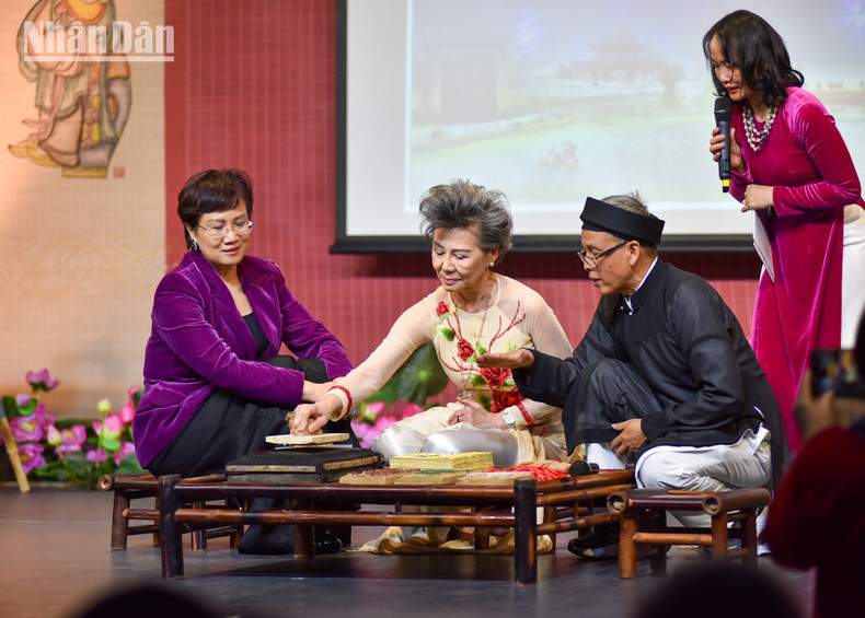 Dong Ho paintings are incredibly diverse, encompassing genres such as worship paintings, congratulatory paintings, story paintings, proverb-based paintings, and landscape scenes. Each painting is not only a piece of art but can also be a story, a moral lesson, or a heartfelt wish for a prosperous and happy life. Familiar images like “Ga me dan dan con” (Mother Hen with Chicks), “Lon dan’ (Piglets), “Dam cuoi chuot” (The Rat's Wedding), and “Thay do coc” (The Toad Scholar) have become enduring cultural symbols. Dong Ho paintings are incredibly diverse, encompassing genres such as worship paintings, congratulatory paintings, story paintings, proverb-based paintings, and landscape scenes. Each painting is not only a piece of art but can also be a story, a moral lesson, or a heartfelt wish for a prosperous and happy life. Familiar images like “Ga me dan dan con” (Mother Hen with Chicks), “Lon dan’ (Piglets), “Dam cuoi chuot” (The Rat's Wedding), and “Thay do coc” (The Toad Scholar) have become enduring cultural symbols.