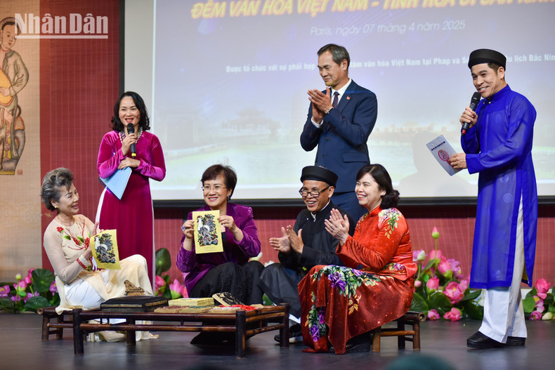 Today, the Dong Ho folk painting craft risks fading into obscurity. Acknowledging the importance of preserving and promoting this unique form of folk art, the Vietnamese Government has submitted a proposal for UNESCO to inscribe Dong Ho paintings into the List of Intangible Cultural Heritage in Need of Urgent Safeguarding. Today, the Dong Ho folk painting craft risks fading into obscurity. Acknowledging the importance of preserving and promoting this unique form of folk art, the Vietnamese Government has submitted a proposal for UNESCO to inscribe Dong Ho paintings into the List of Intangible Cultural Heritage in Need of Urgent Safeguarding.