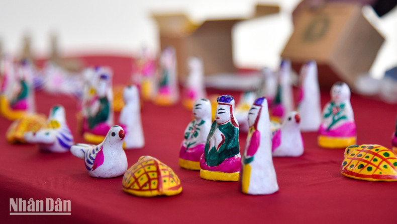 A display space is also dedicated to clay figurines from Ho Village—a traditional folk toy originating from Dong Khe (also known as Ho Village) in Song Ho Commune, Thuan Thanh District (Bac Ninh Province). They are closely tied to the childhood memories of many generations and are an essential part of the traditional Mid-Autumn Festival feast. A display space is also dedicated to clay figurines from Ho Village—a traditional folk toy originating from Dong Khe (also known as Ho Village) in Song Ho Commune, Thuan Thanh District (Bac Ninh Province). They are closely tied to the childhood memories of many generations and are an essential part of the traditional Mid-Autumn Festival feast.
