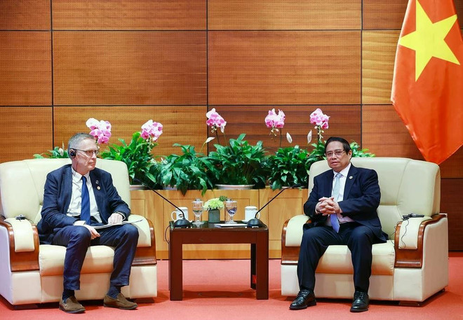 Prime Minister Pham Minh Chinh receives Associate Vice-President of IFAD’s Department for Country Operations Donal Brown in Hanoi on April 17. (Photo: VNA)