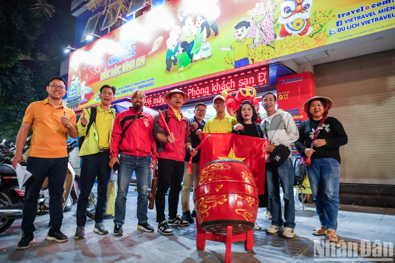 Pham Van Bay, a representative from Vietravel Hanoi, said: "The total number of fans registering for the football support tour by Vietravel is over 1,000 people from both Hanoi and Ho Chi Minh City. After the group departed on the evening of January 4, the remaining fans will continue their journey on the morning of January 5”. Pham Van Bay, a representative from Vietravel Hanoi, said: "The total number of fans registering for the football support tour by Vietravel is over 1,000 people from both Hanoi and Ho Chi Minh City. After the group departed on the evening of January 4, the remaining fans will continue their journey on the morning of January 5”.
