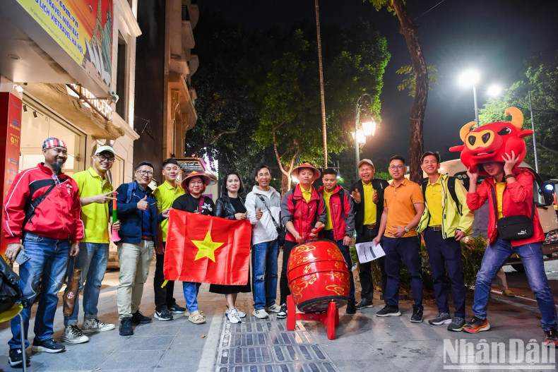 On the evening of January 4, fans prepared drums and national flags to catch the flight from Noi Bai Airport (Hanoi). On the evening of January 4, fans prepared drums and national flags to catch the flight from Noi Bai Airport (Hanoi).