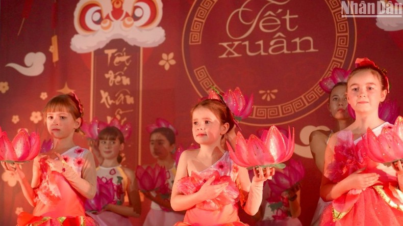 A dance performed by French and Vietnamese children living in Lorient.