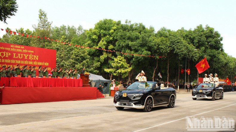 Members from the Sub-committee on Parade and Procession under the Ministry of Public Security join a joint rehearsal for the People's Public Security forces participating in the military parade and procession commemorating the 50th anniversary of the South Liberation and National Reunification. Members from the Sub-committee on Parade and Procession under the Ministry of Public Security join a joint rehearsal for the People's Public Security forces participating in the military parade and procession commemorating the 50th anniversary of the South Liberation and National Reunification.