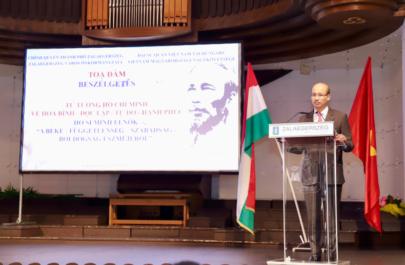 Vietnamese Ambassador to Hungary Bui Le Thai speaks at the seminar. (Photo: Embassy of Viet Nam in Hungary) Vietnamese Ambassador to Hungary Bui Le Thai speaks at the seminar. (Photo: Embassy of Viet Nam in Hungary)