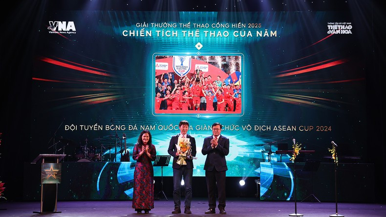 Coach Kim Sang-sik receives the Sports Achievement of the Year award. Coach Kim Sang-sik receives the Sports Achievement of the Year award.