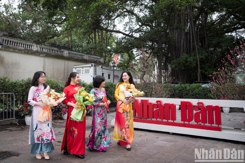 In the first week of March, at the headquarters of Nhan Dan Newspaper, female staff and journalists gracefully donned vibrant Ao Dai.