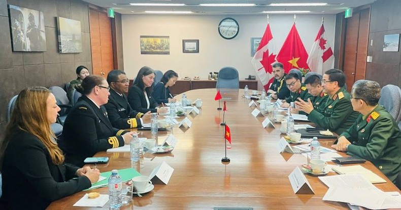Members of the delegation from the Vietnam Peacekeeping Department, led by Major General Pham Manh Thang, Director of the Department, work with the authorities from the Canadian Department of National Defence. (Photo courtesy of Vietnam Peacekeeping Department)