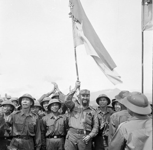 President Fidel Castro waved the victorious flag of the Khe Sanh Division, Liberation Army of Tri-Thien-Hue, in 1973. (File photo: VNA)