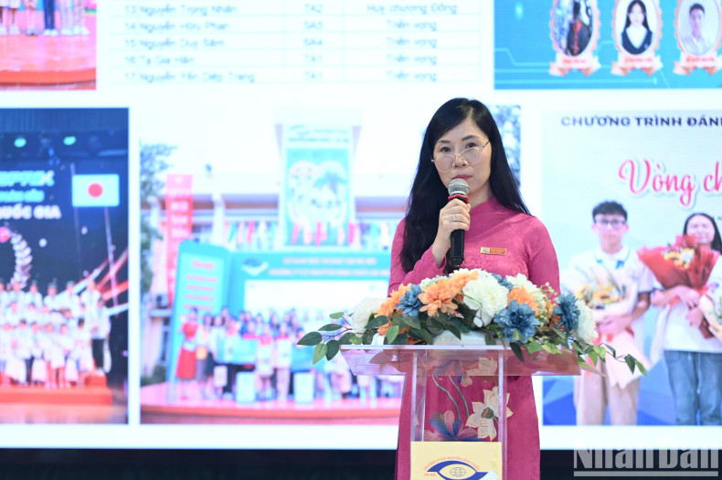Principal Nguyen Thi Tuyet Mai delivers a welcome speech and introduces the school. Principal Nguyen Thi Tuyet Mai delivers a welcome speech and introduces the school.
