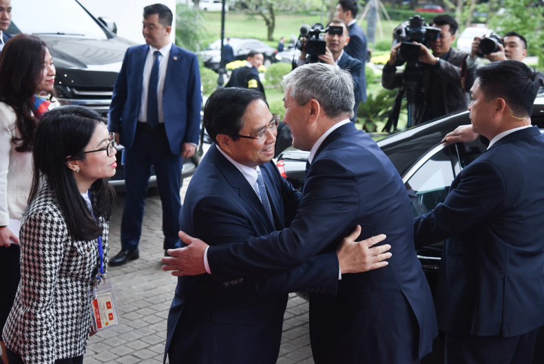 Prime Minister Pham Minh Chinh bids farewell to Prime Minister Adylbek Kasymaliev. Prime Minister Pham Minh Chinh bids farewell to Prime Minister Adylbek Kasymaliev.