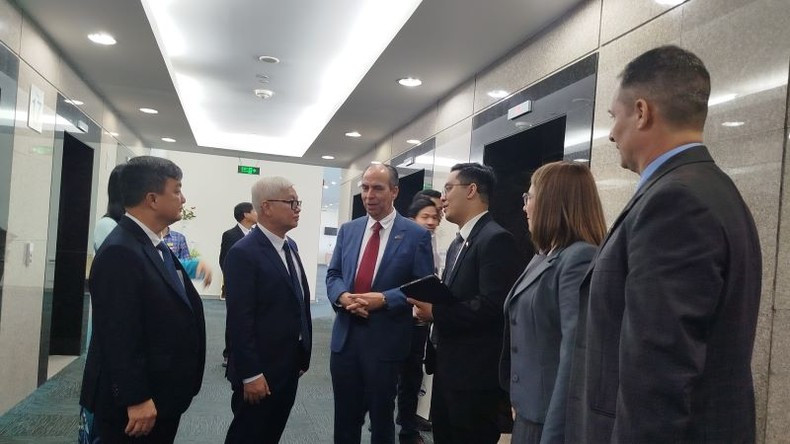 Binh Duong Provincial Party Secretary Nguyen Van Loi (second from left) talks with comrade Rogelio Polanco Fuentes and the working delegation. Binh Duong Provincial Party Secretary Nguyen Van Loi (second from left) talks with comrade Rogelio Polanco Fuentes and the working delegation.