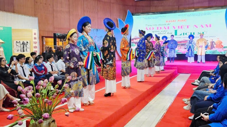 The collection of Ao Dai for women, men and children at the event.