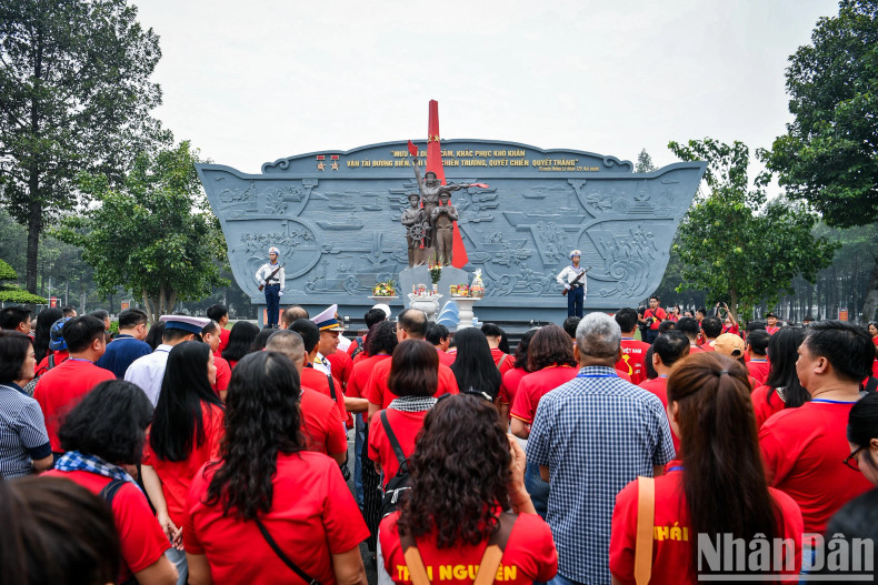 Before beginning the meaningful sea journey, the delegation’s members pay tribute at the monument dedicated to fallen soldiers from the No Number Ship squadron.