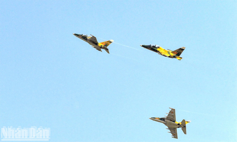 The YAK-130 aircraft squadron conducts training. The YAK-130 aircraft squadron conducts training.