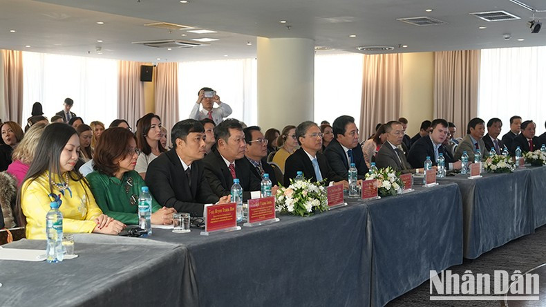 Delegates watch a video clip about Khanh Hoa tourism. (Photo: XUAN HUNG)
