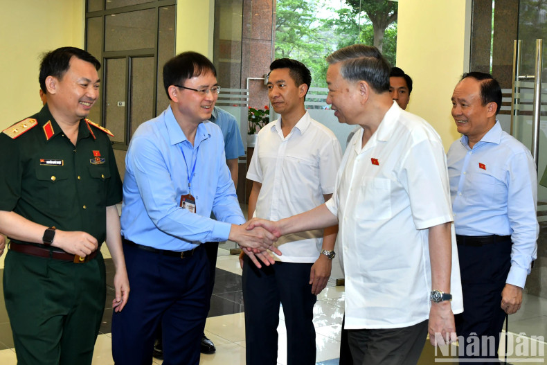 General Secretary To Lam and other delegates at the voter meeting. General Secretary To Lam and other delegates at the voter meeting.