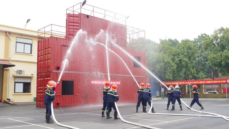 Officers and soldiers conduct firefighting and rescue operation drills using the fire trucks donated by Japan. (Photo: Japanese Embassy in Vietnam) Officers and soldiers conduct firefighting and rescue operation drills using the fire trucks donated by Japan. (Photo: Japanese Embassy in Vietnam)
