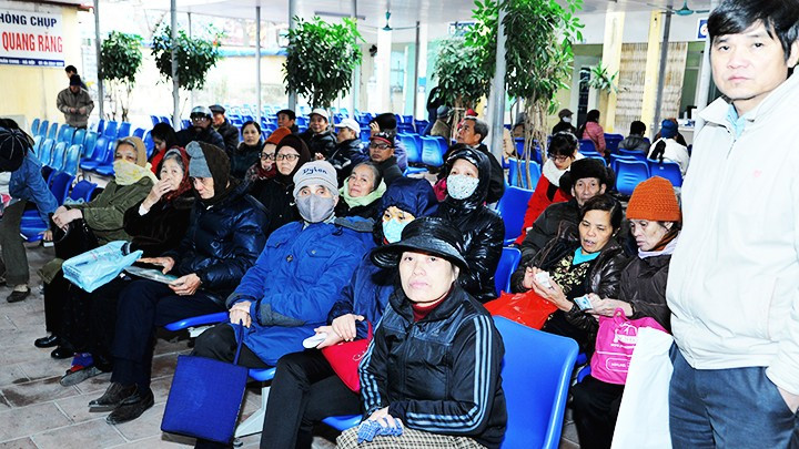 Patients waiting for medical examination and treatment at E Hospital. (Photo: NAM HAI) Patients waiting for medical examination and treatment at E Hospital. (Photo: NAM HAI)