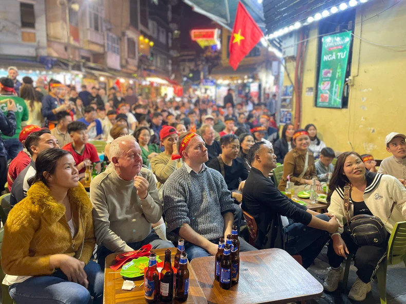 Vietnamese people and foreign visitors gather on Ta Hien Street (Hanoi) to celebrate the Vietnam national football team's win. (Photo: BAO ANH) Vietnamese people and foreign visitors gather on Ta Hien Street (Hanoi) to celebrate the Vietnam national football team's win. (Photo: BAO ANH)