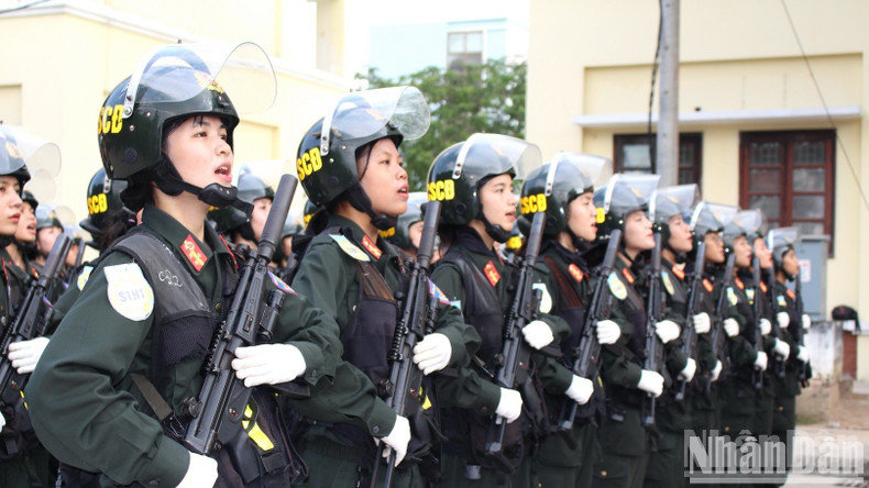 The female Mobile Police officers and soldiers join the rehearsal The female Mobile Police officers and soldiers join the rehearsal
