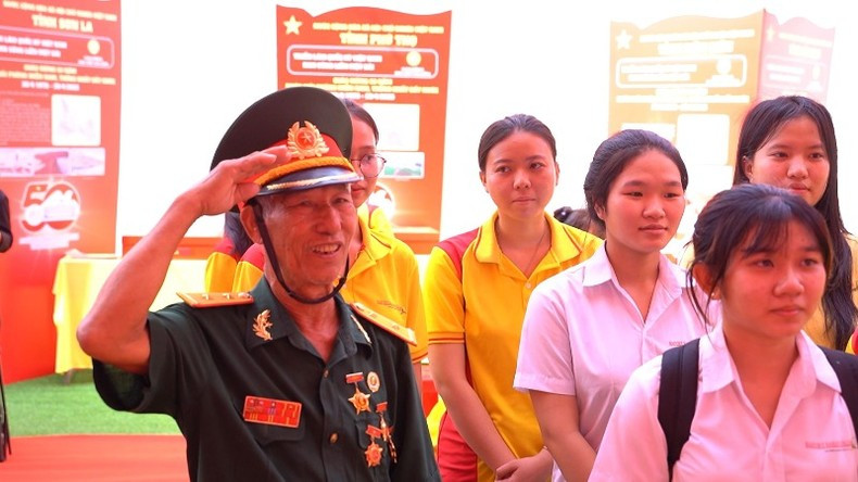 Tran The Dung, a former Saigon Special Forces soldier attends the exhibition.