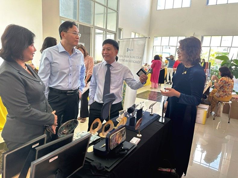 Visitors learn about pearl products for export of BLUSAIGON Joint Stock Company at an exhibition in early March 2025. (Photo: Collaborator)
