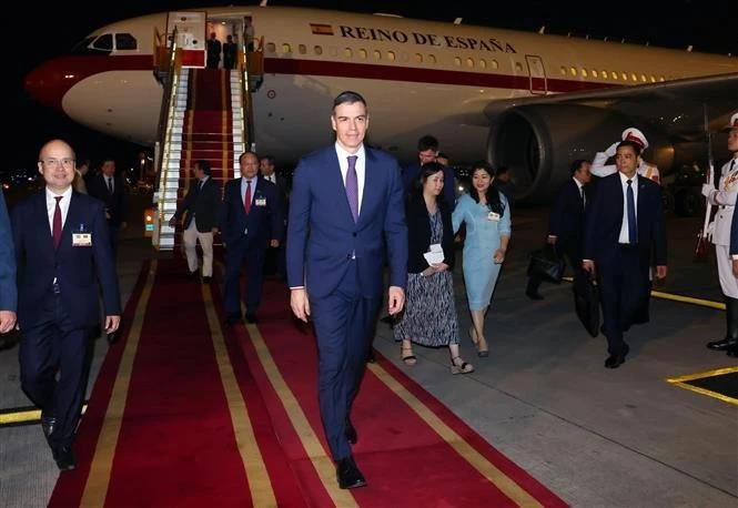 Spanish Prime Minister Pedro Sánchez arrives at Noi Bai international airport in Hanoi. (Photo: VNA) Spanish Prime Minister Pedro Sánchez arrives at Noi Bai international airport in Hanoi. (Photo: VNA)