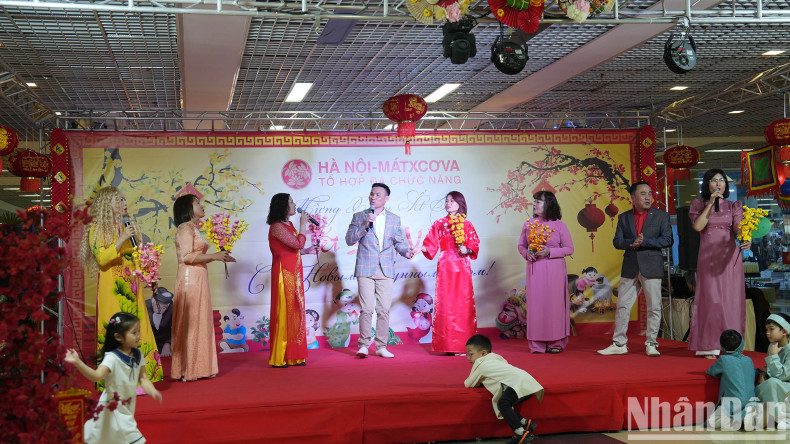 Linh expresses his hope that the gathering can bring warmth, helping to ease the Vietnamese community's homesickness and convey the heartfelt affection of their homeland to everyone. Linh expresses his hope that the gathering can bring warmth, helping to ease the Vietnamese community's homesickness and convey the heartfelt affection of their homeland to everyone.