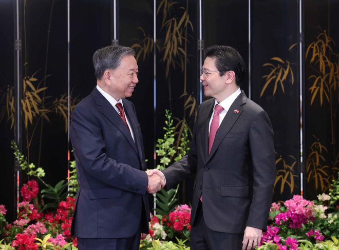 Party General Secretary To Lam (L) and Singaporean PM Lawrence Wong. (Photo: VNA)