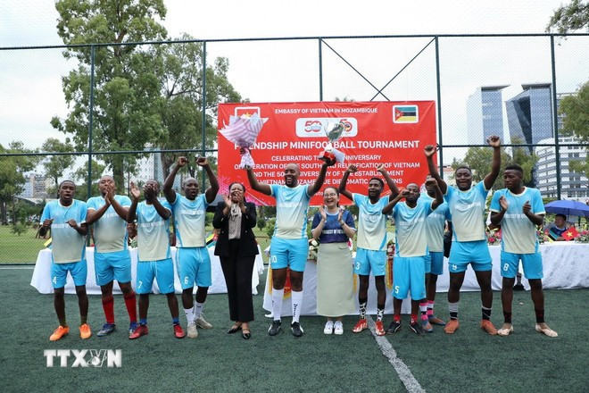 FRELIMO’s team take first place of the friendly football tournament held by the Vietnamese Embassy in Mozambique (Photo: VNA)