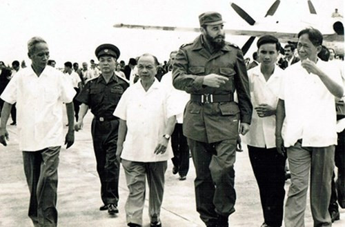 Leaders of the Vietnamese Party and State welcomed Comrade Fidel Castro at Gia Lam Airport, September 12, 1973. (File photo: VNA)