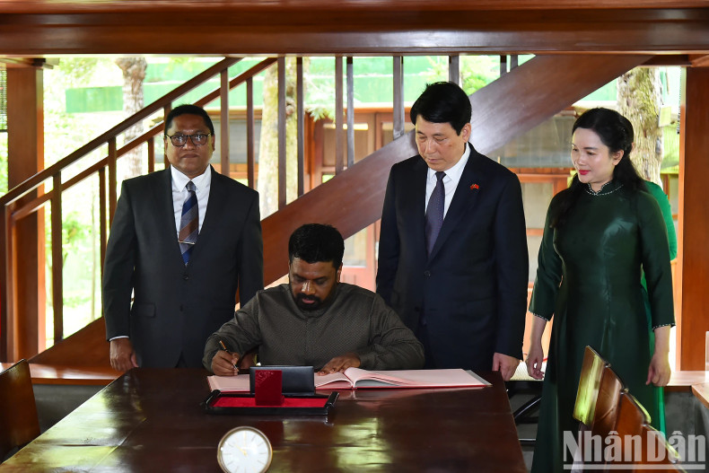 President Anura Kumara Dissanayaka signs the guestbook at the house on stilt.