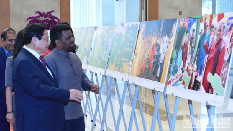 Prime Minister Pham Minh Chinh and Sri Lankan President Anura Kumara Dissanayaka visit a photo exhibition on bilateral cooperation organised by the Viet Nam News Agency. (Photo: NDO) Prime Minister Pham Minh Chinh and Sri Lankan President Anura Kumara Dissanayaka visit a photo exhibition on bilateral cooperation organised by the Viet Nam News Agency. (Photo: NDO)