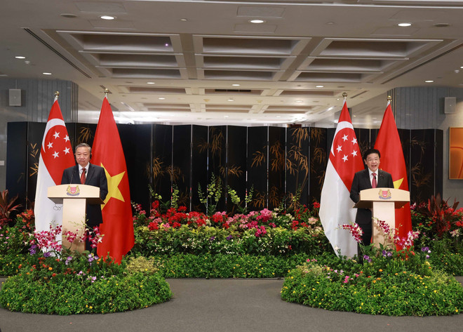 General Secretary of the Communist Party of Vietnam (CPV) Central Committee To Lam (L) and Singaporean Prime Minister and Secretary-General of the ruling People's Action Party (PAP) Lawrence Wong at the press briefing on March 12 following their talks. (Photo: VNA) General Secretary of the Communist Party of Vietnam (CPV) Central Committee To Lam (L) and Singaporean Prime Minister and Secretary-General of the ruling People's Action Party (PAP) Lawrence Wong at the press briefing on March 12 following their talks. (Photo: VNA)